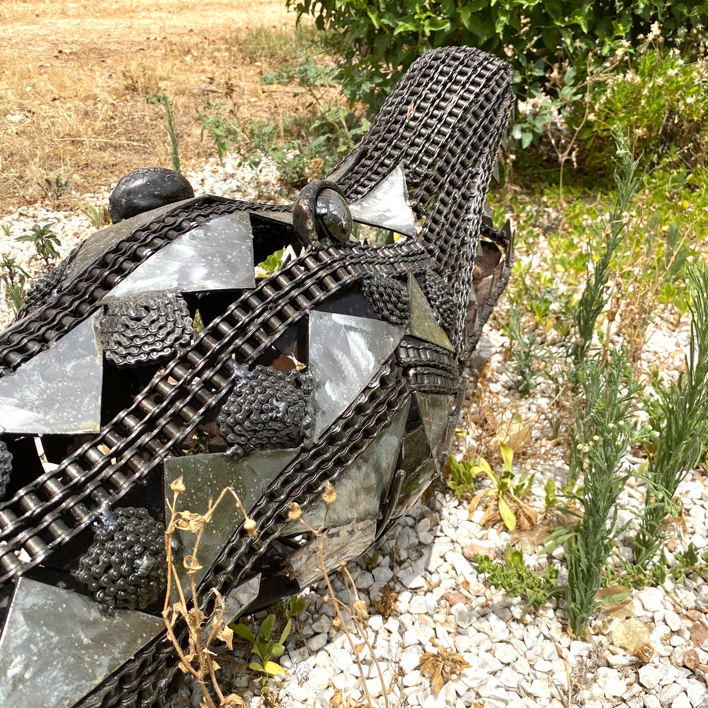 Sculpture crocodile en métal recyclé – H45 × L276 × l120 cm