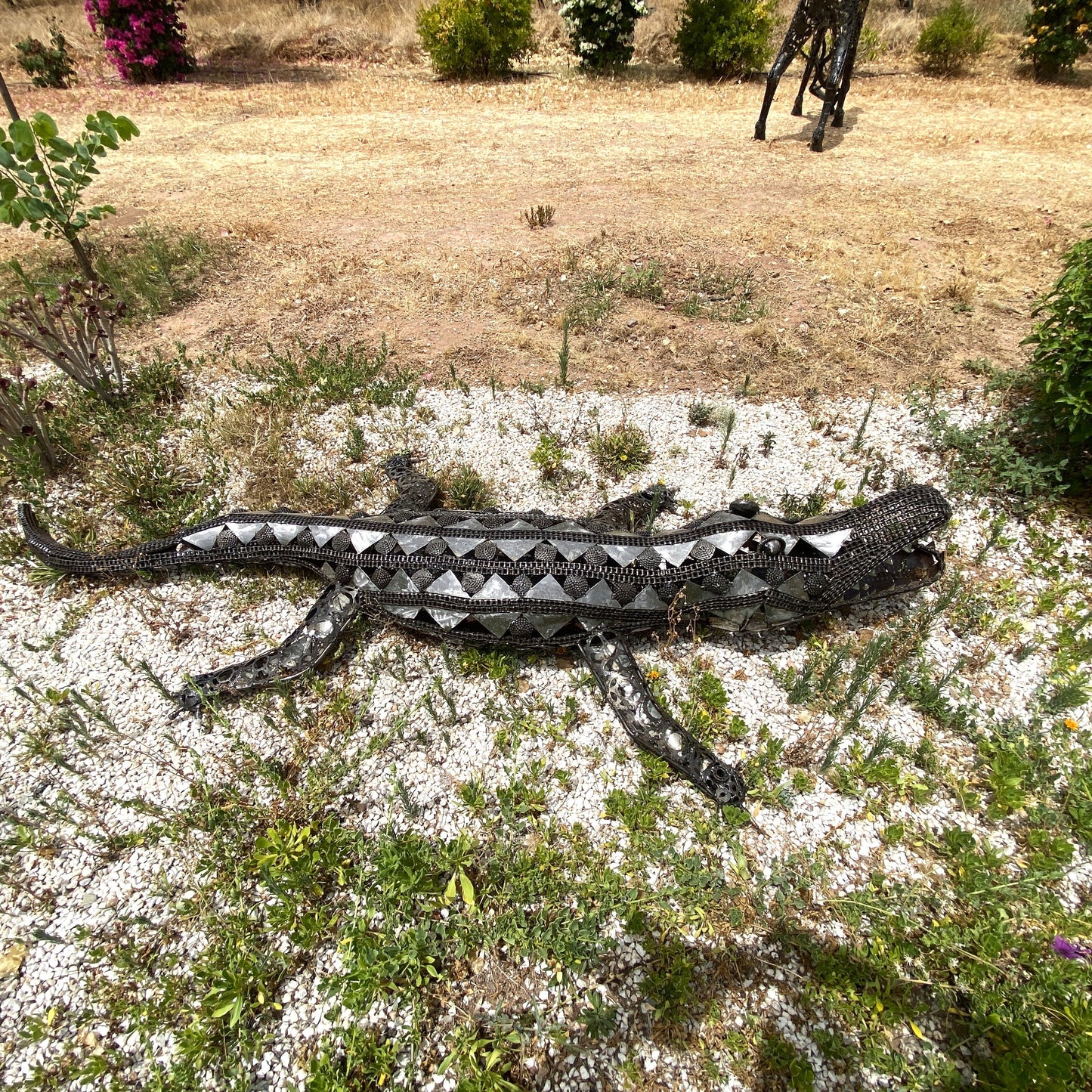 Sculpture crocodile en métal recyclé – H45 × L276 × l120 cm