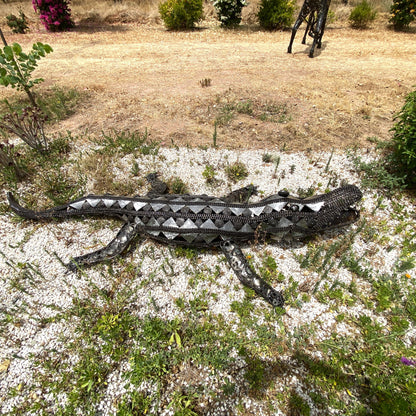 Sculpture crocodile en métal recyclé – H45 × L276 × l120 cm