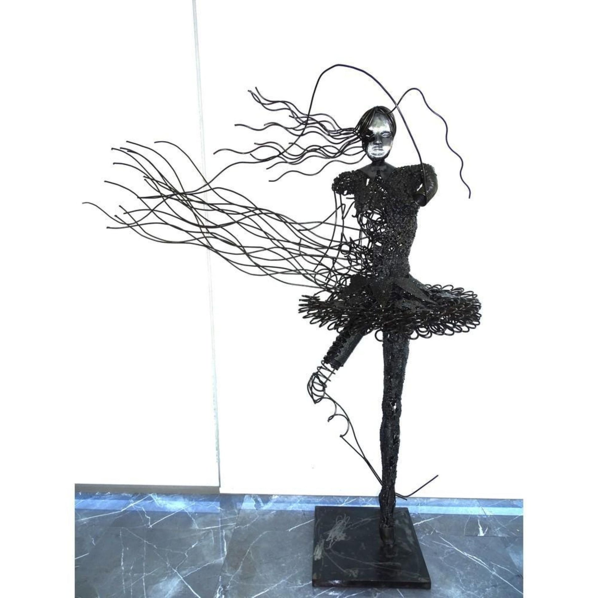 sculpture danseuse métal recyclé, statue danseuse décoration intérieure, art contemporain métal recyclé, danseuse en fer forgé, sculpture femme en mouvement, œuvre artistique métal recyclé, décoration élégante en métal, danseuse fait main métal, sculpture métal style moderne, art féminin recyclé, sculpture danse classique métal, danseuse artistique artisanale, sculpture décorative métal recyclé.