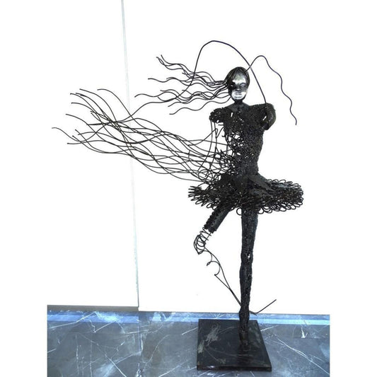 sculpture danseuse métal recyclé, statue danseuse décoration intérieure, art contemporain métal recyclé, danseuse en fer forgé, sculpture femme en mouvement, œuvre artistique métal recyclé, décoration élégante en métal, danseuse fait main métal, sculpture métal style moderne, art féminin recyclé, sculpture danse classique métal, danseuse artistique artisanale, sculpture décorative métal recyclé.