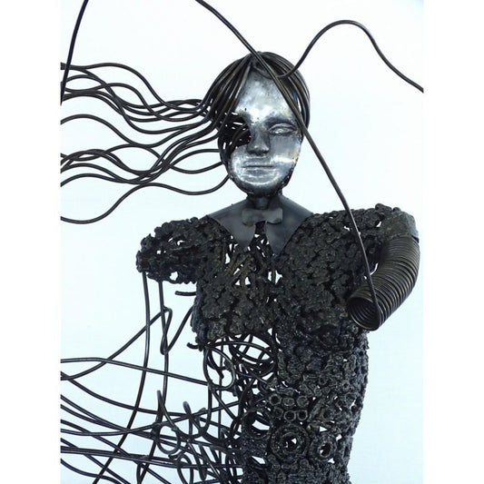 sculpture danseuse métal recyclé, statue danseuse décoration intérieure, art contemporain métal recyclé, danseuse en fer forgé, sculpture femme en mouvement, œuvre artistique métal recyclé, décoration élégante en métal, danseuse fait main métal, sculpture métal style moderne, art féminin recyclé, sculpture danse classique métal, danseuse artistique artisanale, sculpture décorative métal recyclé.