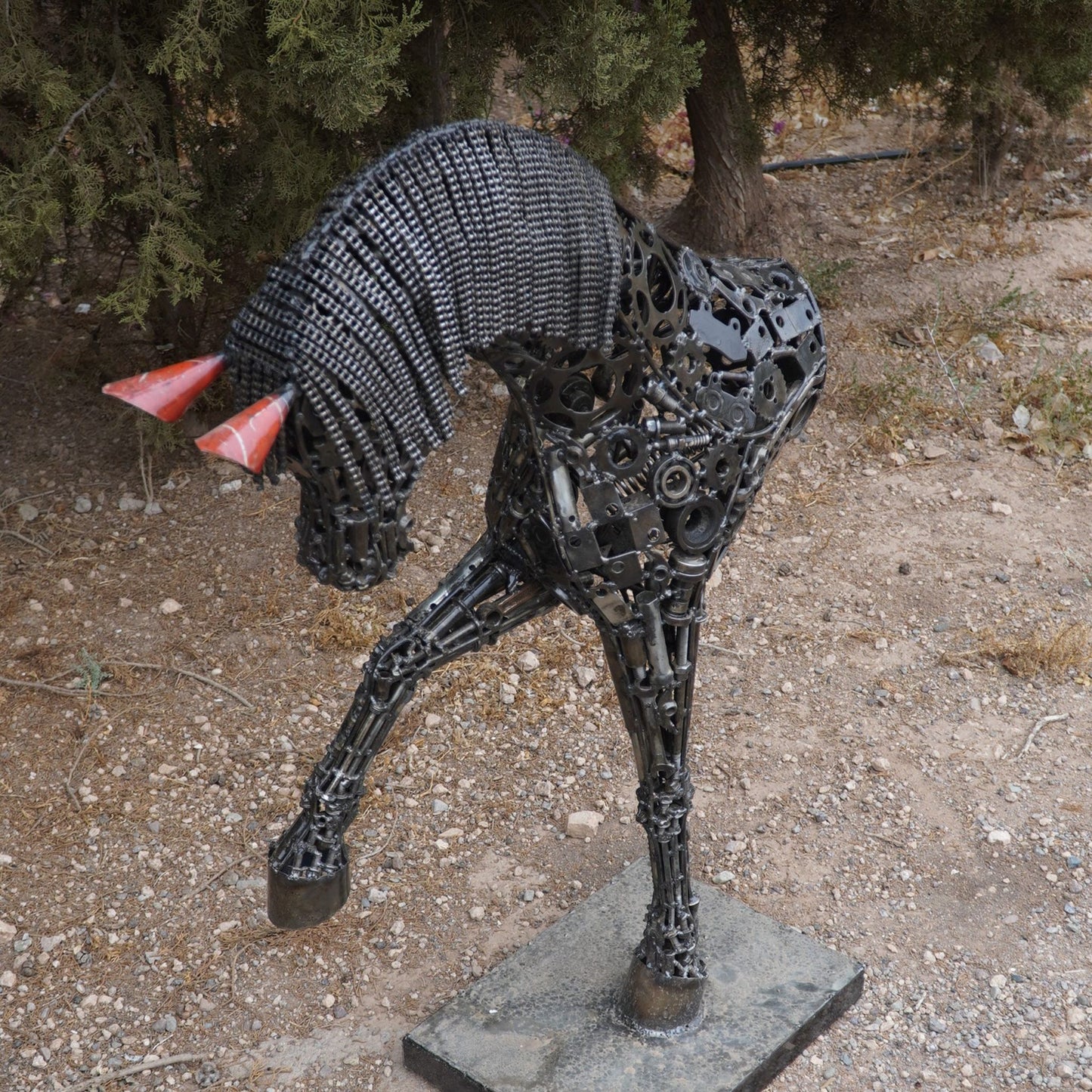 Sculpture en metal , cheval de metal, cheval mécanique, cheval mecanique, statue cheval extérieur, statue cheval jardin, sculpture animaux, sculpture cheval, cheval cabré, statue cheval, sculpture cheval, statue equestre, , cheval en bronze, decoration cheval, sculpture metal, deco jardin metal, deco jardin, décoration fer forgé extérieur, decoration exterieur, sculpture metal jardin, tête de cheval, figurine cheval, tete de cheval, tete cheval, statue cheval, demi pension cheval, demi cheval.