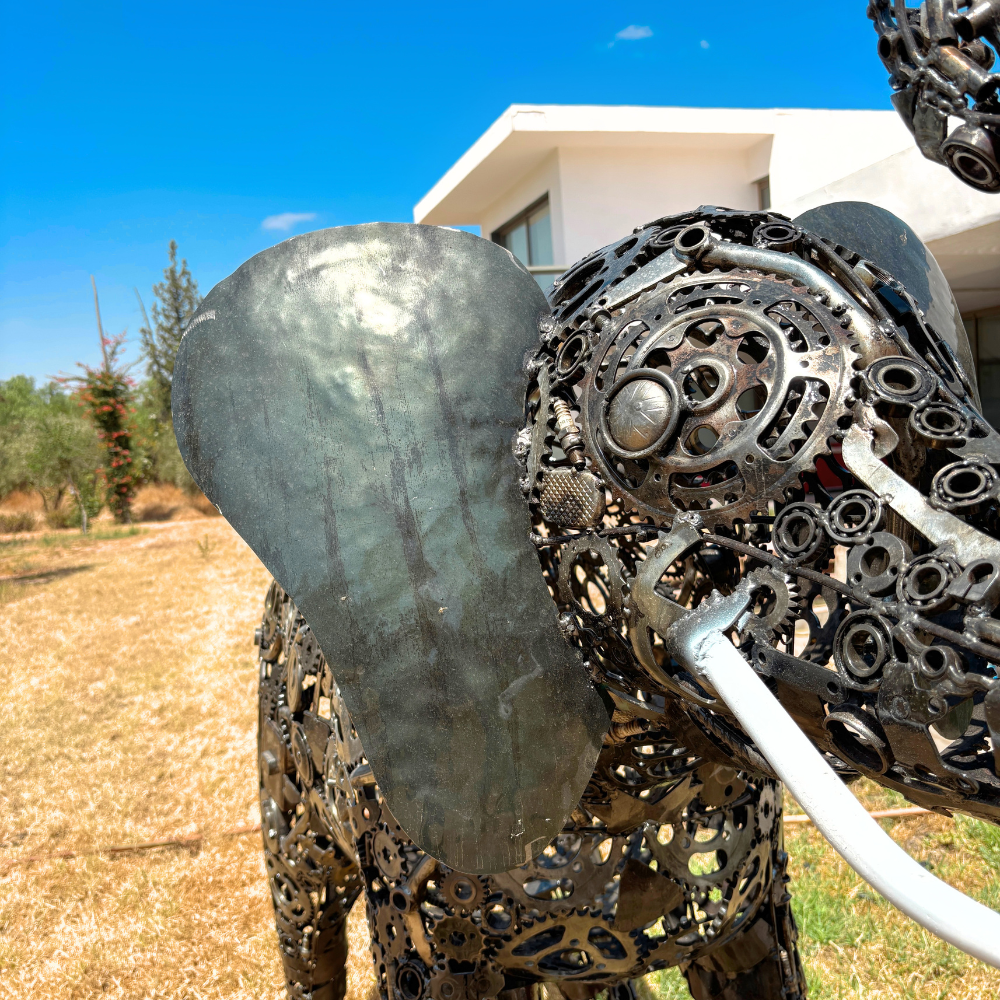 Gros plan sur la tête, la trompe, les oreilles et les détails artistiques de la sculpture