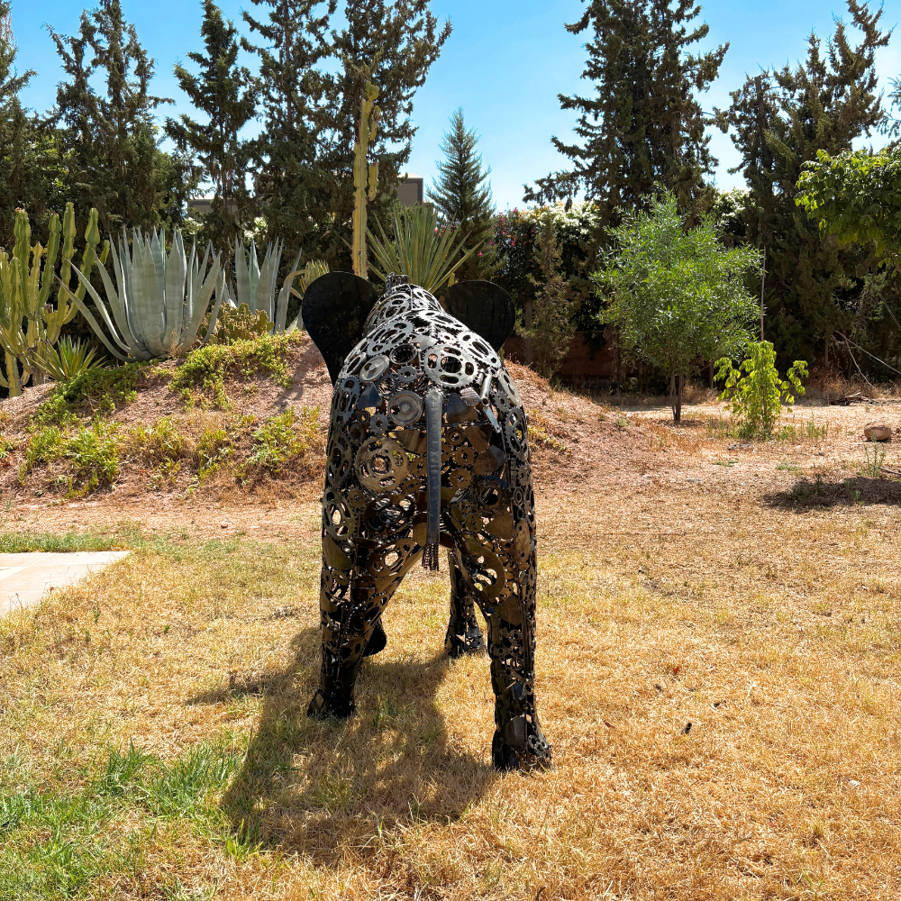 Vue arrière de la sculpture artisanale en métal recyclé