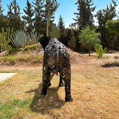 Vue arrière de la sculpture artisanale en métal recyclé