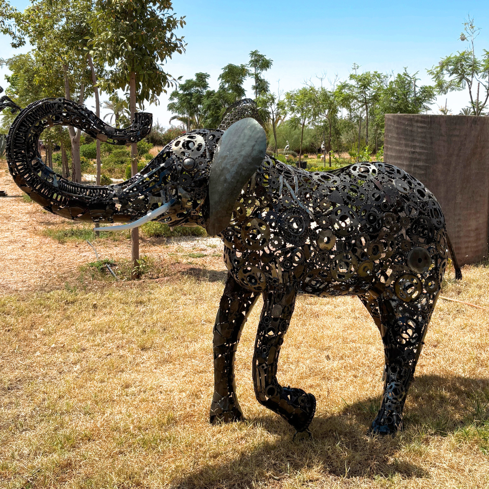 Vue latérale de la sculpture éléphant mettant en valeur ses formes et ses détails artisanaux