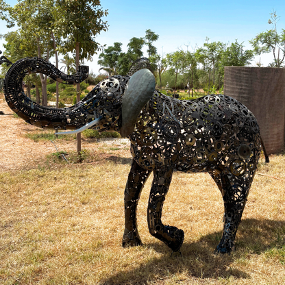 Vue latérale de la sculpture éléphant mettant en valeur ses formes et ses détails artisanaux