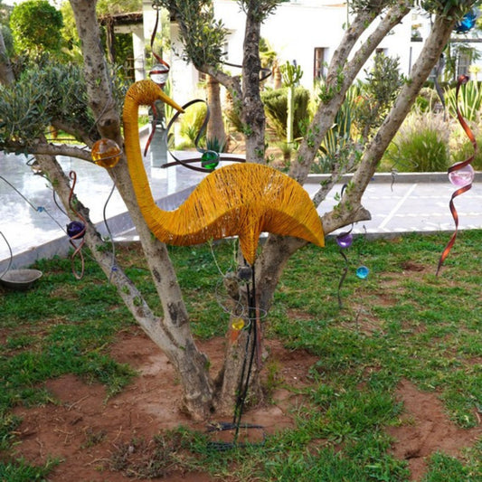 sculpture émeu métal recyclé, statue émeu orange décoration jardin, oiseau en métal pour extérieur, émeu en fer forgé, art animalier métal recyclé, décoration jardin colorée, sculpture artisanale oiseau, émeu fait main en métal, sculpture émeu design contemporain, décoration extérieure oiseau métal, art écologique métal recyclé, émeu géant pour jardin, sculpture colorée métal recyclé.