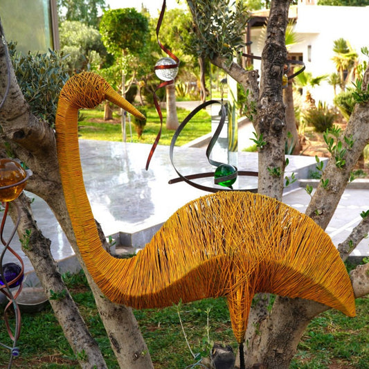 sculpture émeu métal recyclé, statue émeu orange décoration jardin, oiseau en métal pour extérieur, émeu en fer forgé, art animalier métal recyclé, décoration jardin colorée, sculpture artisanale oiseau, émeu fait main en métal, sculpture émeu design contemporain, décoration extérieure oiseau métal, art écologique métal recyclé, émeu géant pour jardin, sculpture colorée métal recyclé.
