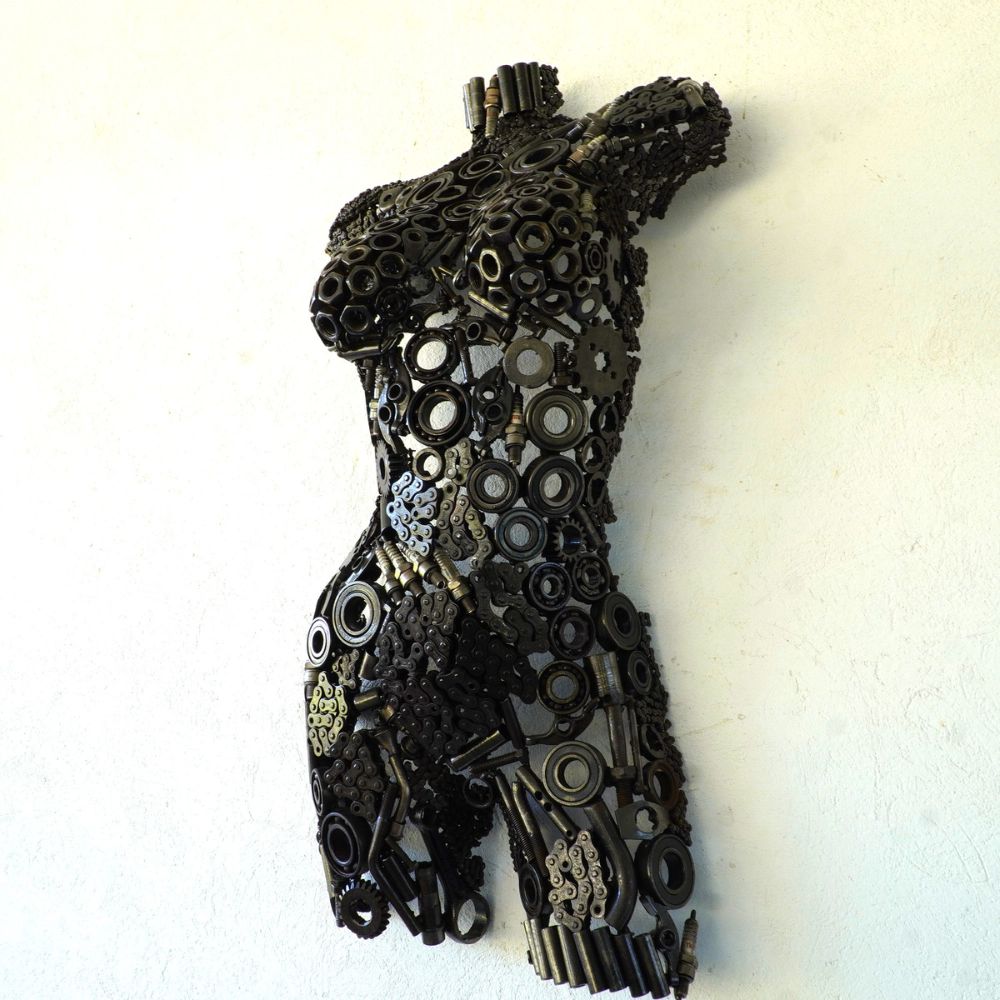 Sculpture femme en métal recyclé pièce unique art métal recyclé
