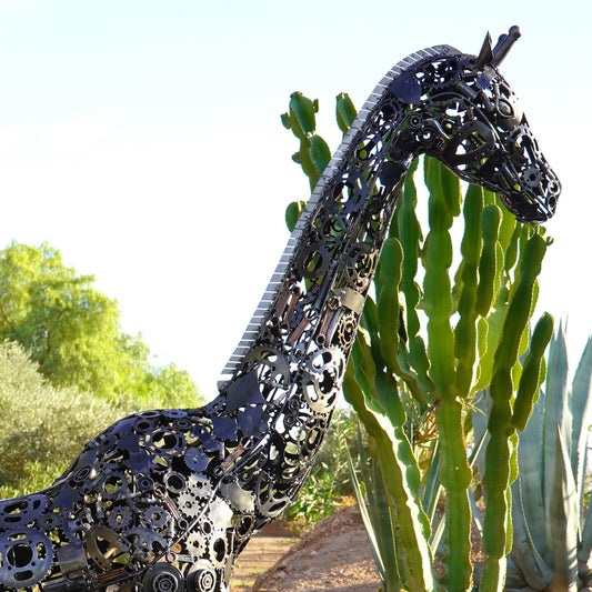 sculpture girafe métal recyclé, statue girafe décoration jardin, girafe en fer forgé, art animalier en métal recyclé, girafe décorative pour extérieur, sculpture artisanale girafe, girafe géante en métal, décoration safari en métal, girafe métal fait main, sculpture animale contemporaine, art écologique métal recyclé, girafe design jardin, sculpture girafe style industriel.

