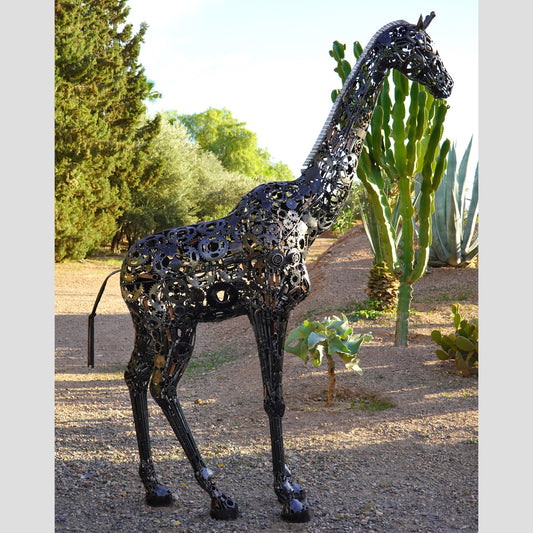 sculpture girafe métal recyclé, statue girafe décoration jardin, girafe en fer forgé, art animalier en métal recyclé, girafe décorative pour extérieur, sculpture artisanale girafe, girafe géante en métal, décoration safari en métal, girafe métal fait main, sculpture animale contemporaine, art écologique métal recyclé, girafe design jardin, sculpture girafe style industriel.

