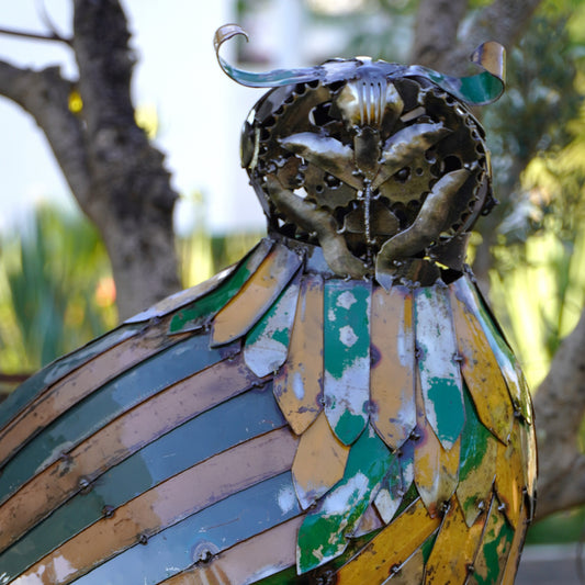 sculpture hibou métal recyclé, statue hibou décoration jardin, hibou en fer forgé, art animalier métal recyclé, hibou décoratif extérieur, sculpture artisanale hibou, hibou fait main métal, oiseau nocturne métal recyclé, décoration nature en métal, art écologique métal recyclé, hibou sculpture contemporaine, décoration jardin métal artistique, hibou métal style industriel.