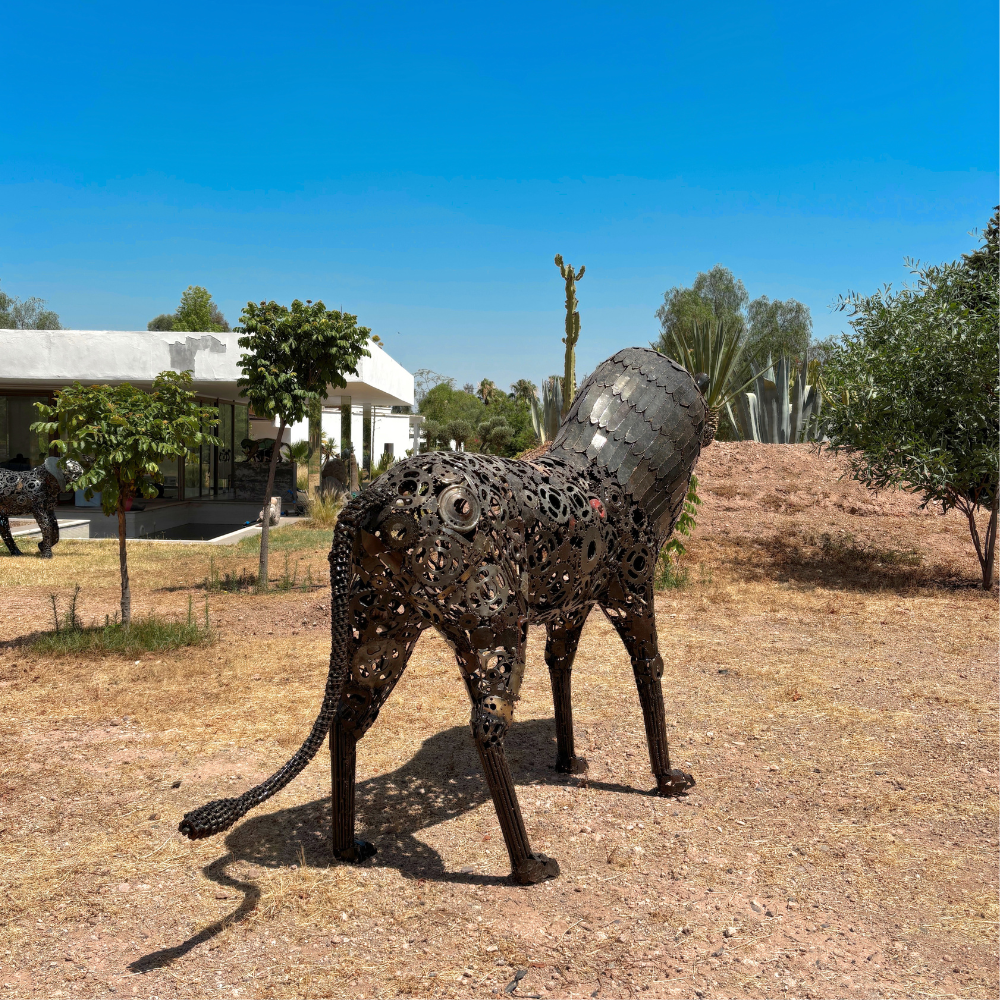 Vue arrière droite de la sculpture lion en métal recyclé aux finitions artisanales