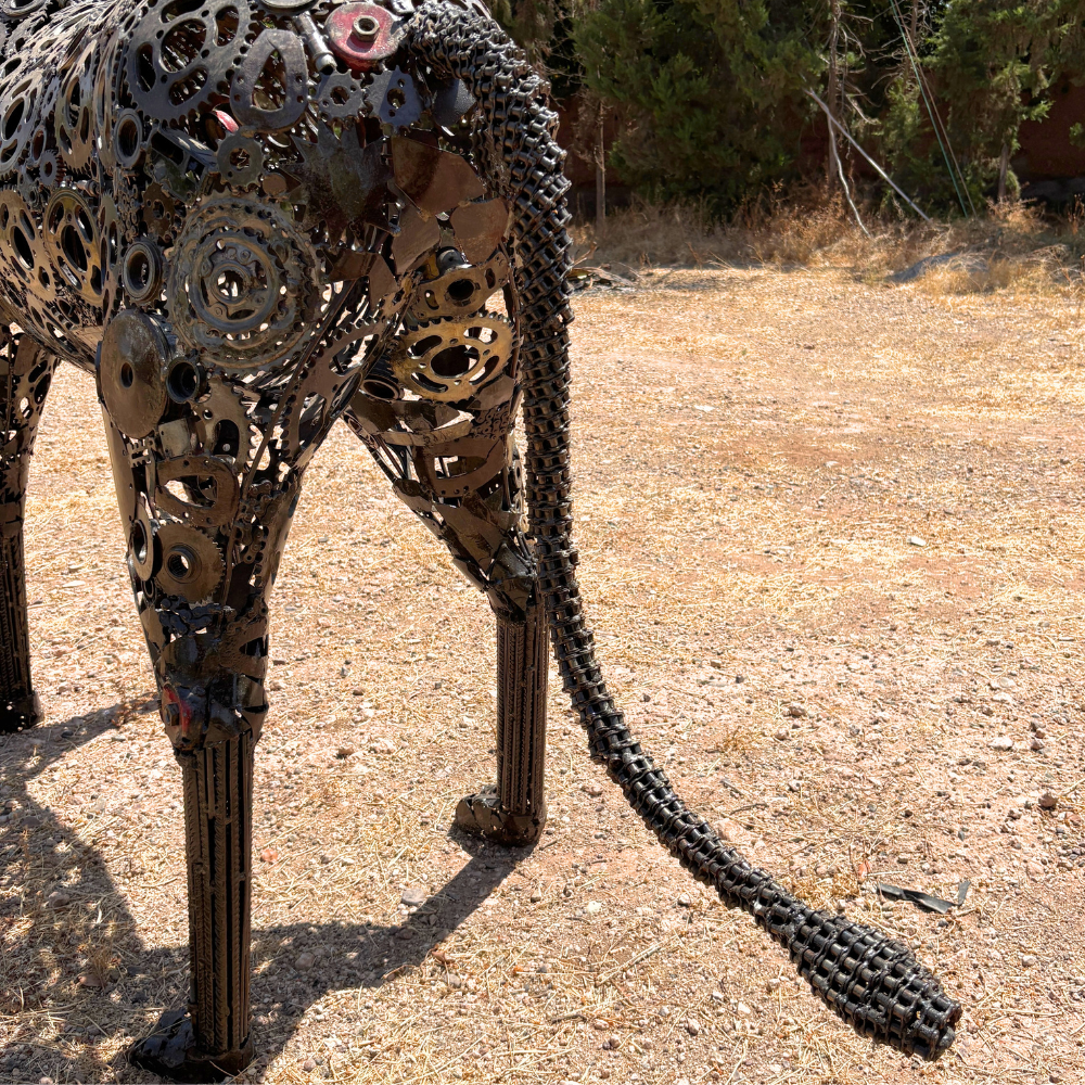 Gros plan sur les pièces de métal recyclé assemblées, les soudures et les finitions de la sculpture artisanale