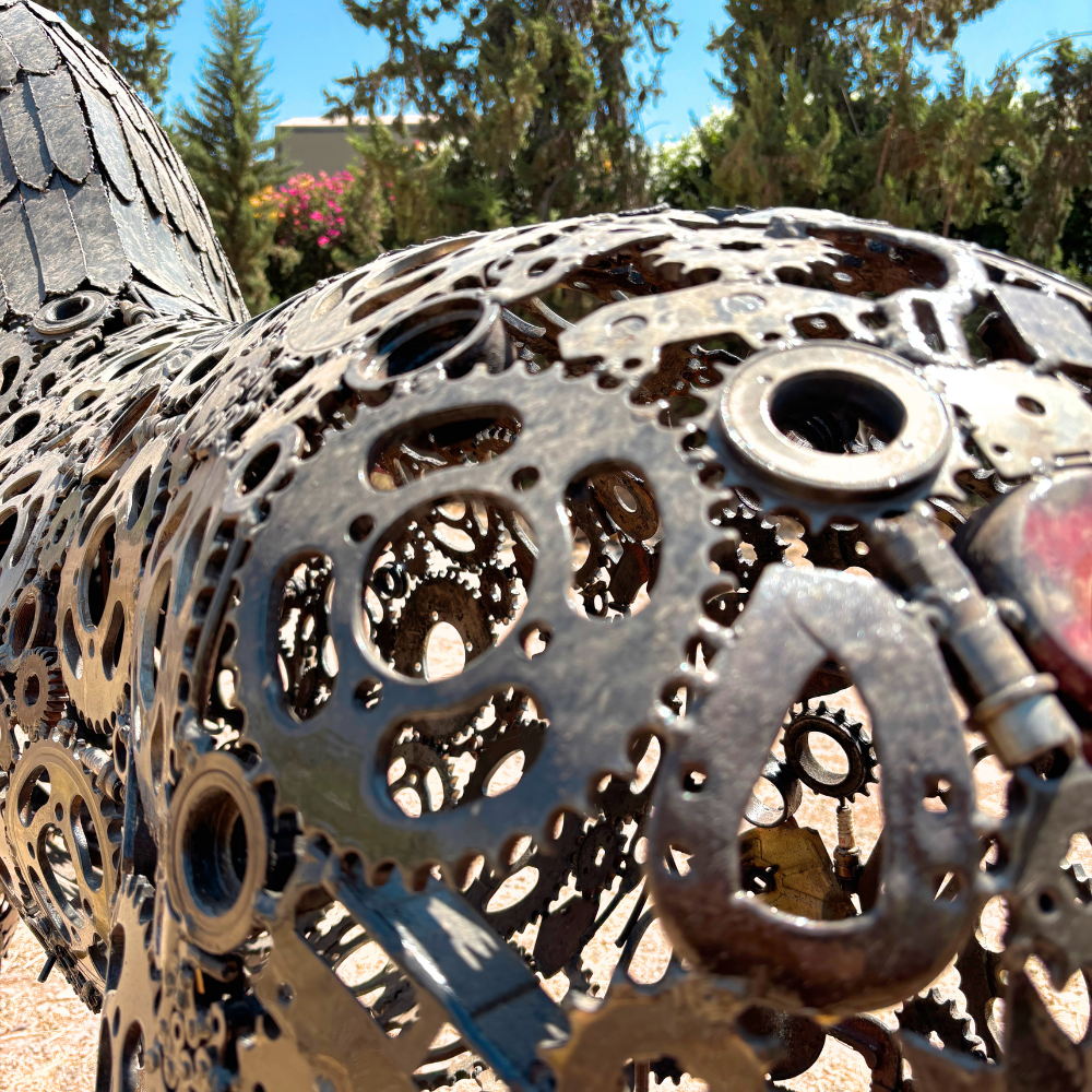 Gros plan sur les pièces de métal recyclé assemblées, les soudures et les finitions de la sculpture artisanale