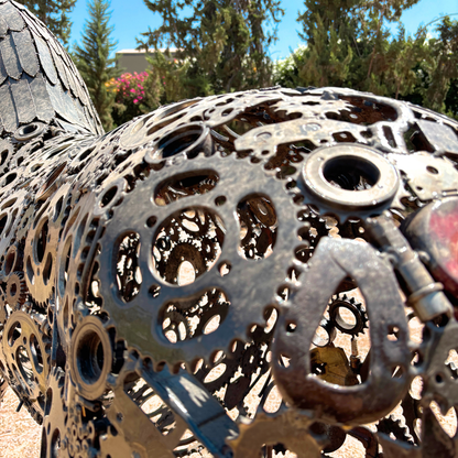 Gros plan sur les pièces de métal recyclé assemblées, les soudures et les finitions de la sculpture artisanale