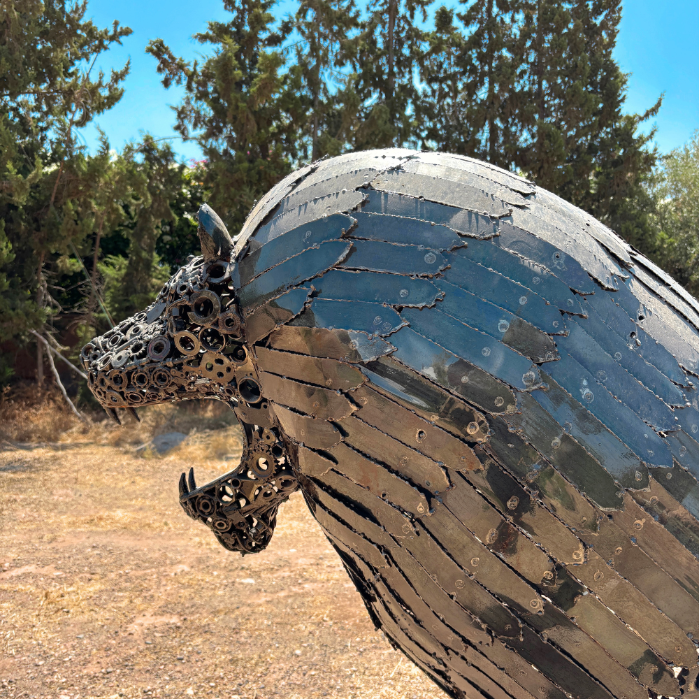 Gros plan sur la tête et la crinière de la sculpture lion en métal recyclé