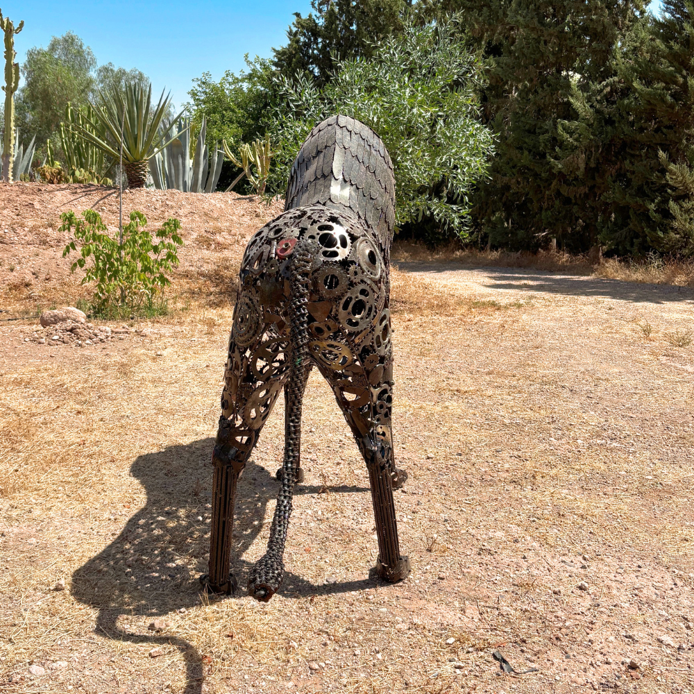 Vue arrière de la sculpture lion en métal recyclé réalisée à la main