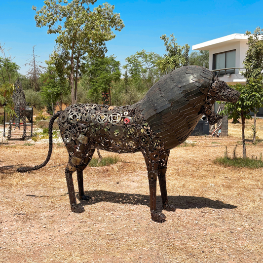 Vue gauche de la sculpture lion en métal recyclé avec détail de sa silhouette et de sa crinière