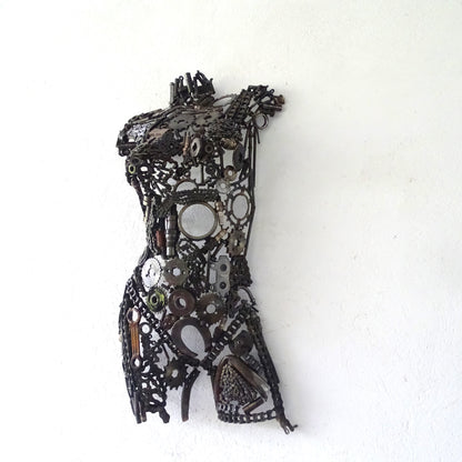 Macro sur la surface brute du métal recyclé d'une sculpture figurative, nuances chromatiques naturelles et variations de matière