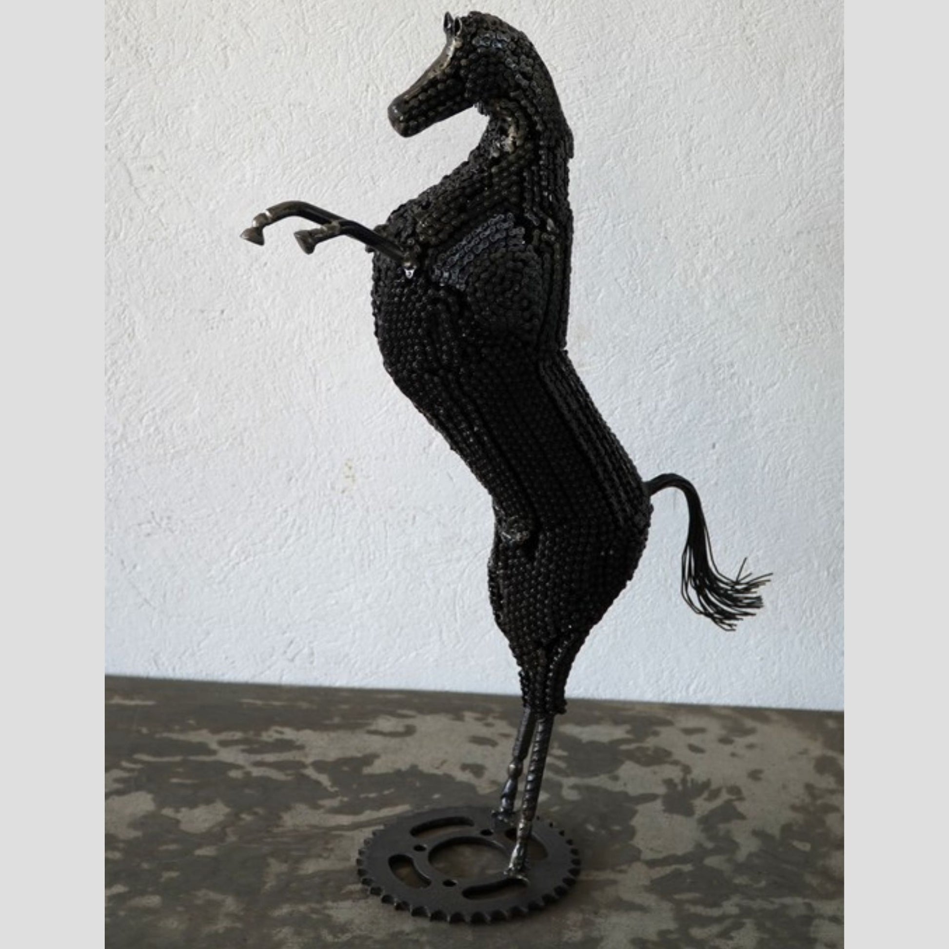 Sculpture en metal, cheval de metal, cheval mécanique, cheval mecanique, tete de cheval, statue cheval extérieur, statue cheval jardin, sculpture animaux, tête de cheval, sculpture cheval, cheval cabré, statue cheval, cheval cabre, sculpture cheval, statue equestre, cheval en bronze, decoration cheval, sculpture metal, deco jardin metal, deco jardin, décoration fer forgé extérieur, decoration exterieur, logo ferrari, ferrari logo, logo cheval, logo voiture cheval, logo cheval voiture, cheval cabré ferrari.