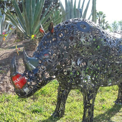 sculpture rhinocéros métal recyclé, statue rhinocéros décoration jardin, rhinocéros en fer forgé, art animalier en métal recyclé, décoration extérieure rhinocéros, sculpture monumentale métal, rhinocéros fait main métal, sculpture contemporaine animal, œuvre écologique métal recyclé, décoration safari métal, sculpture rhino métal artisanale, rhinocéros géant pour jardin, art brut recyclé rhinocéros.
