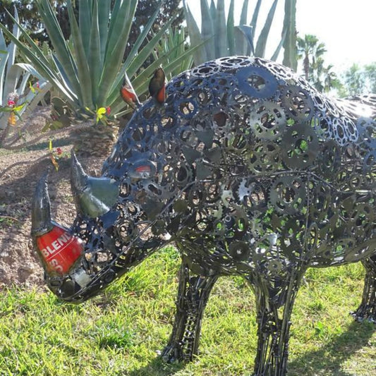 sculpture rhinocéros métal recyclé, statue rhinocéros décoration jardin, rhinocéros en fer forgé, art animalier en métal recyclé, décoration extérieure rhinocéros, sculpture monumentale métal, rhinocéros fait main métal, sculpture contemporaine animal, œuvre écologique métal recyclé, décoration safari métal, sculpture rhino métal artisanale, rhinocéros géant pour jardin, art brut recyclé rhinocéros.