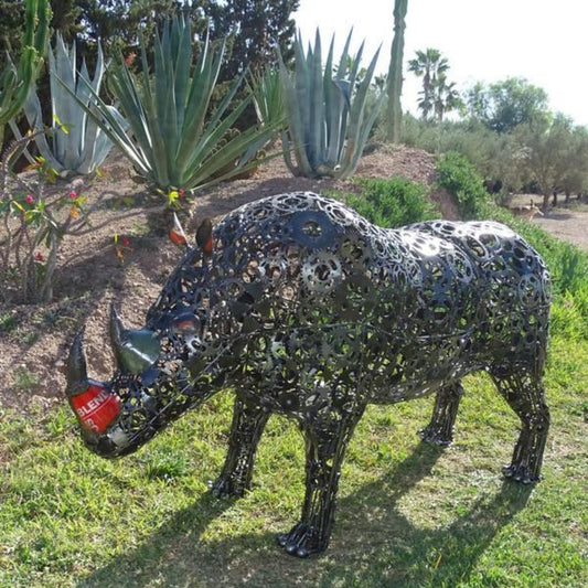 sculpture rhinocéros métal recyclé, statue rhinocéros décoration jardin, rhinocéros en fer forgé, art animalier en métal recyclé, décoration extérieure rhinocéros, sculpture monumentale métal, rhinocéros fait main métal, sculpture contemporaine animal, œuvre écologique métal recyclé, décoration safari métal, sculpture rhino métal artisanale, rhinocéros géant pour jardin, art brut recyclé rhinocéros.