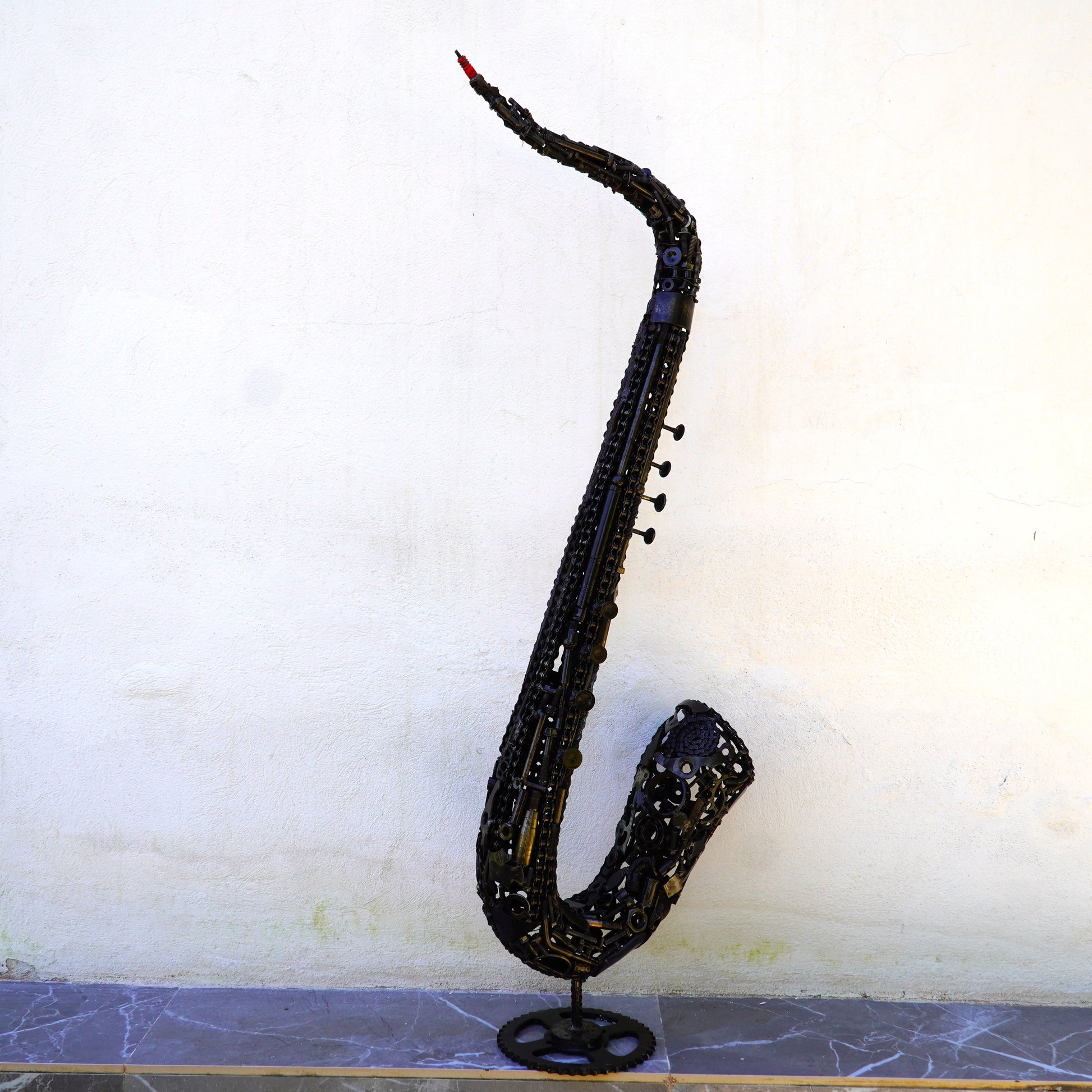 Sculpture artistique saxophone en métal recyclé réalisée à la main