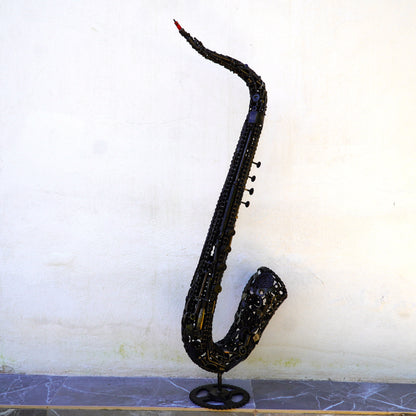 Sculpture artistique saxophone en métal recyclé réalisée à la main