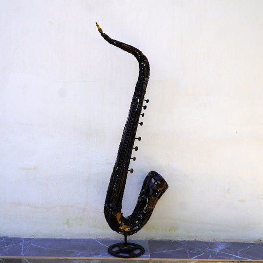 Saxophone décoratif en métal recyclé sculpture artisanale inspirée de la musique jazz