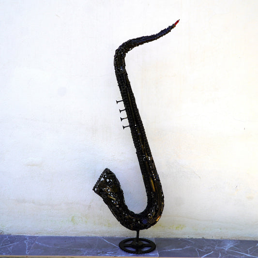 Saxophone décoratif en métal recyclé sculpture artisanale inspirée de la musique jazz