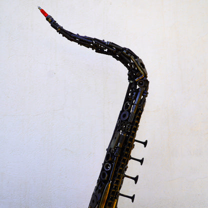 Saxophone décoratif en métal recyclé sculpture artistique pour intérieur contemporain