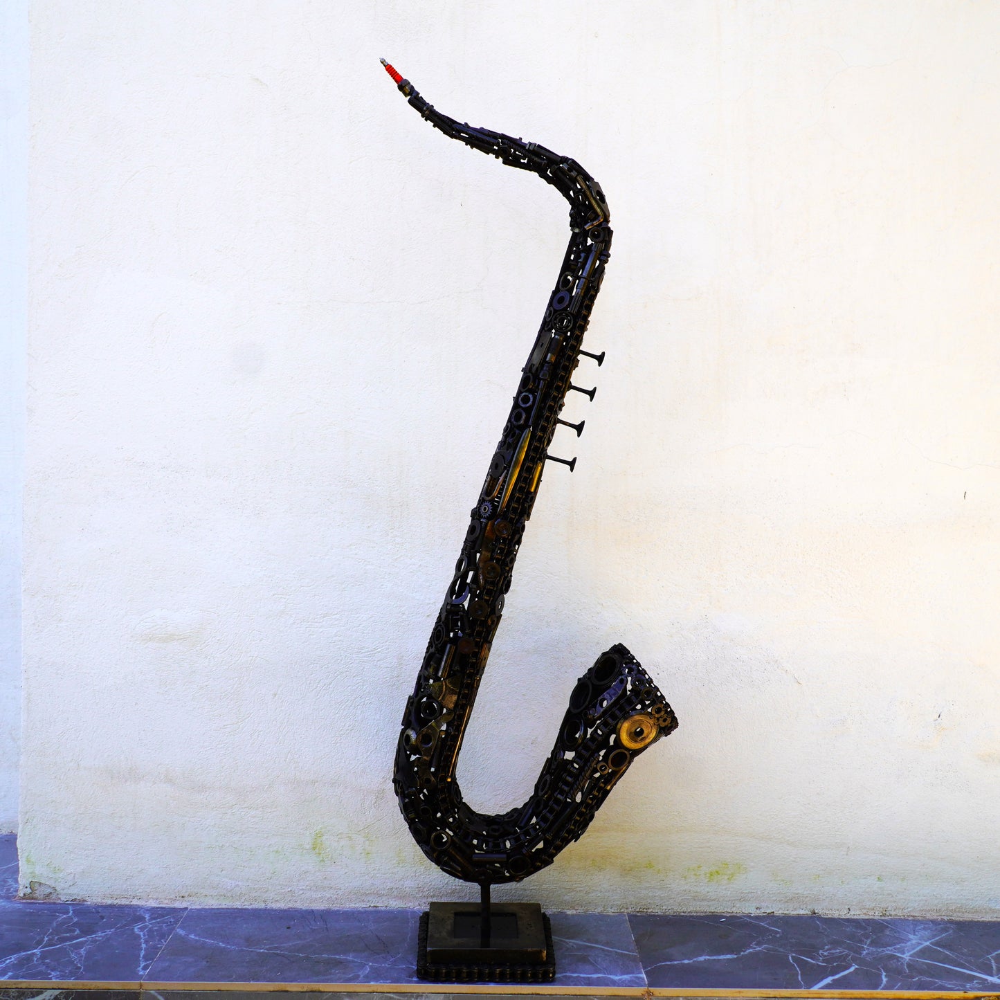 Saxophone décoratif en métal recyclé sculpture artisanale inspirée de la musique jazz
