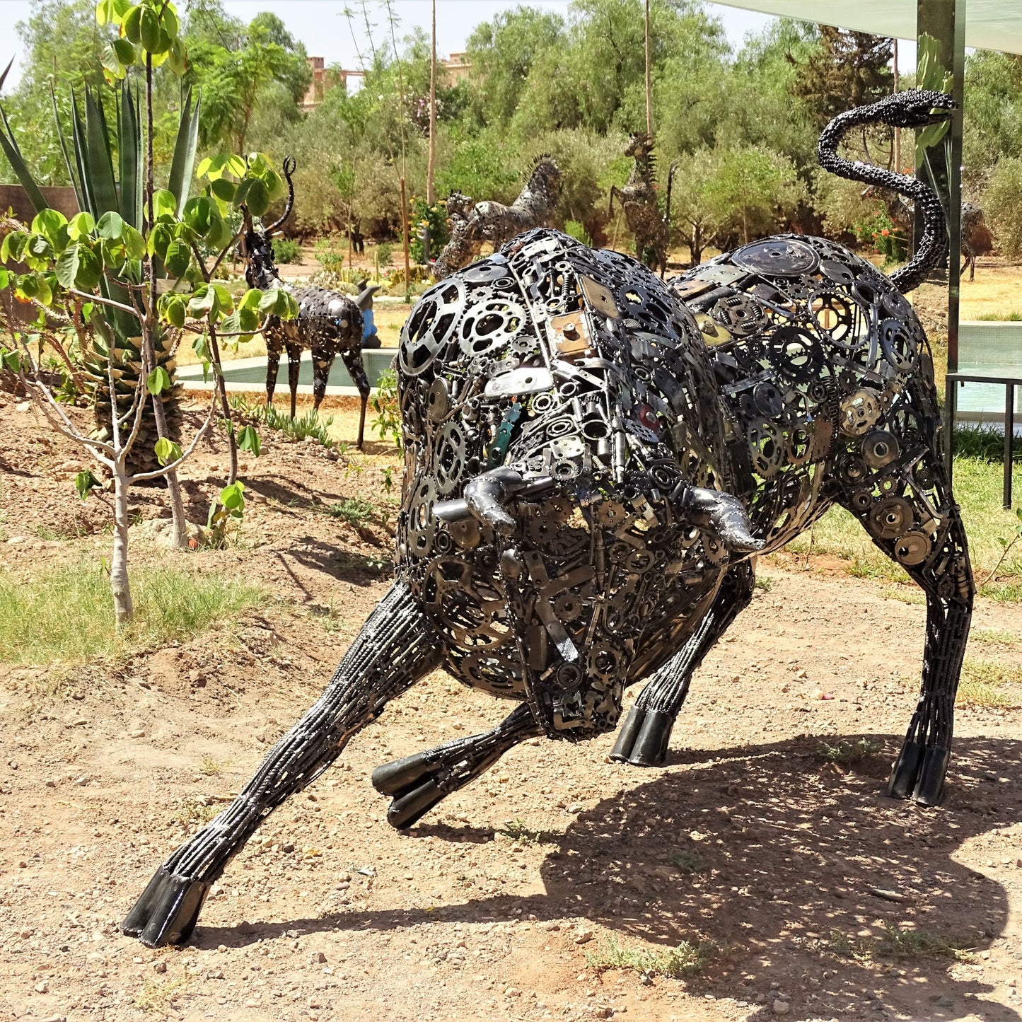 Sculpture en metal , sculpture taureau moderne, sculpture taureau, tete de taureau, logo lamborghini, taureau lamborghini, statue taureau, taureaux, taureau, tete de taureau, logo cheval, logo voiture cheval, logo cheval voiture, taureau sculpture, Sculpture en metal, sculpture metal jardin, decoration animaux, statue jardin, statue de jardin, statue exterieur, sculpture jardin, decoration animaux de la foret, decoration animaux.