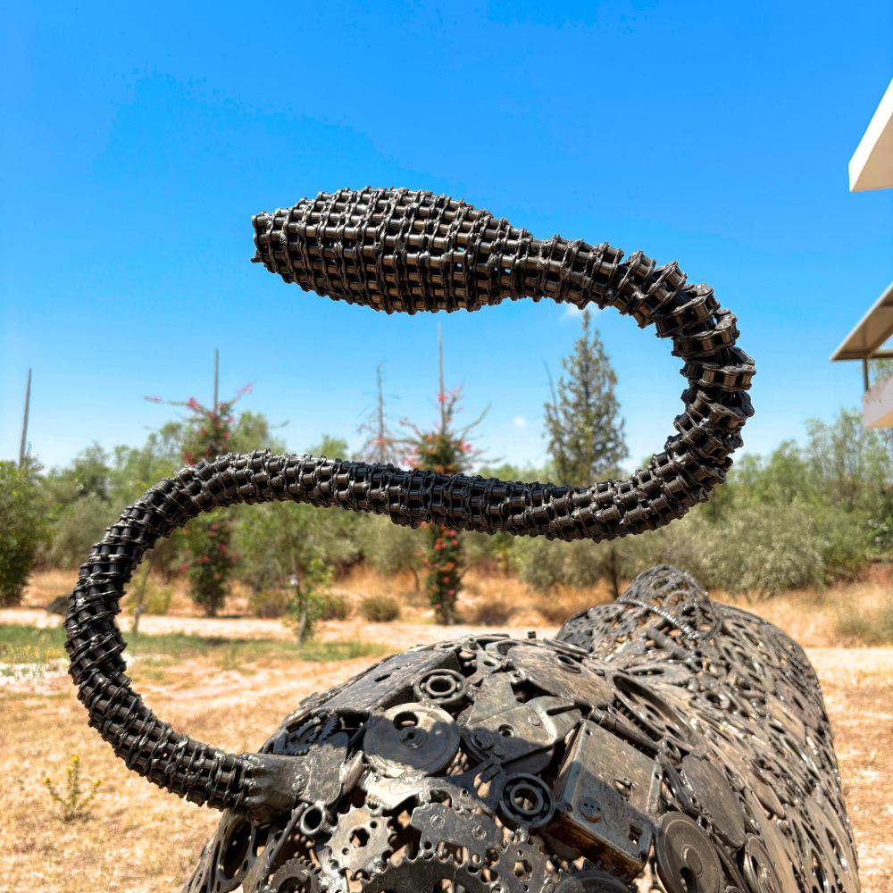 Vue arrière droite de la sculpture réalisée à la main