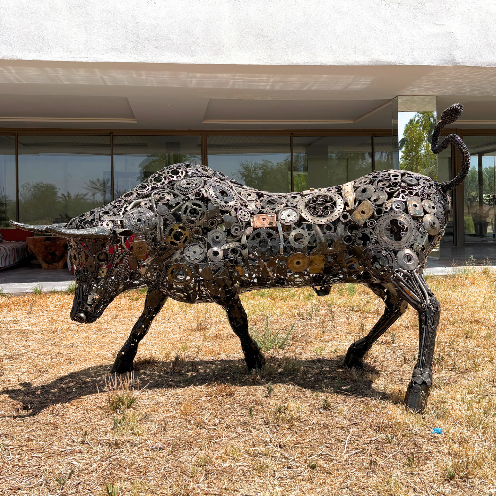 Sculpture taureau Lamborghini en métal recyclé H158 × L253 × l105 cm réalisée artisanalement
