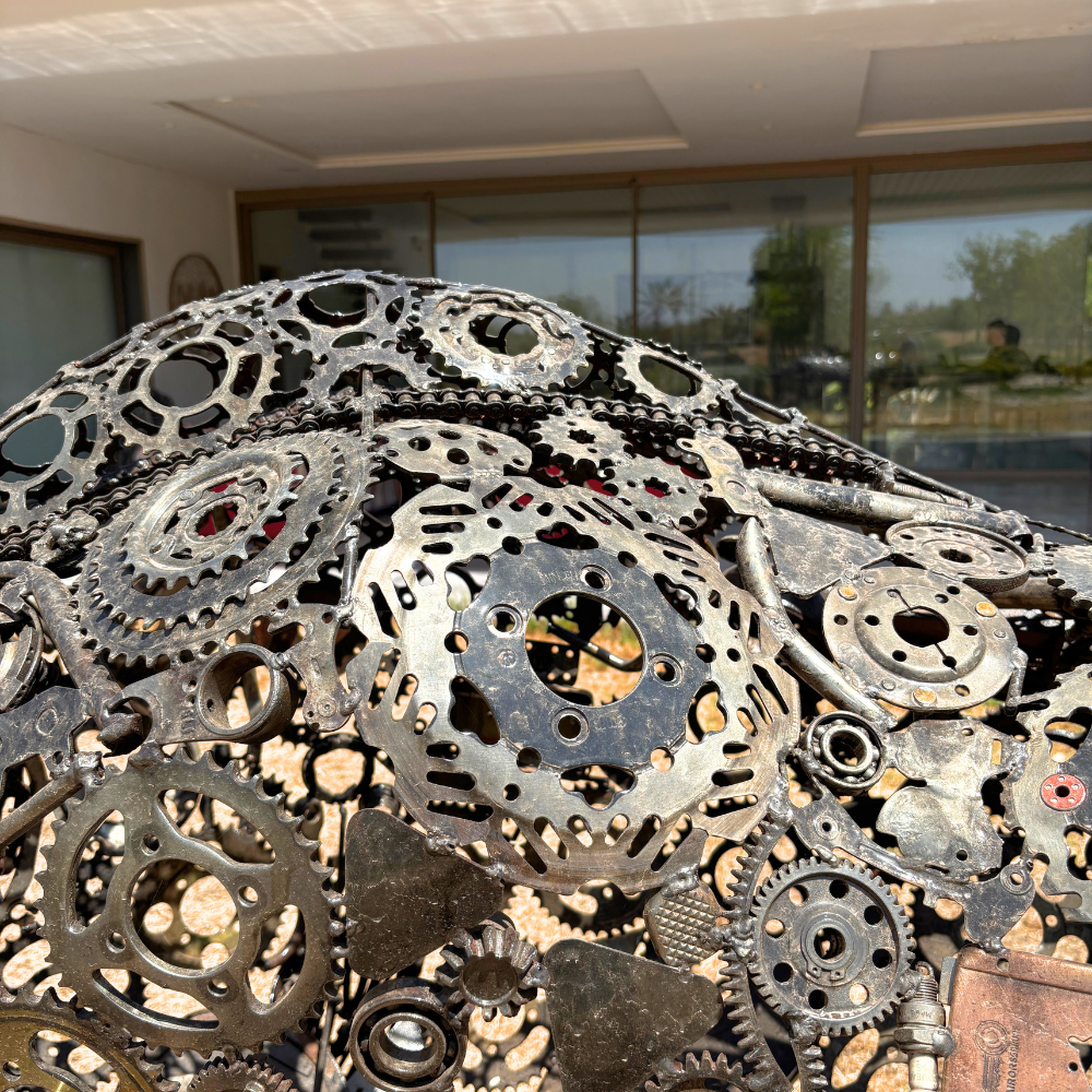 Gros plan sur les pièces de métal recyclé assemblées et les soudures de la sculpture artisanale