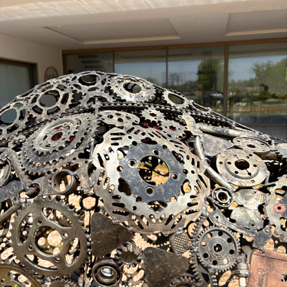 Gros plan sur les pièces de métal recyclé assemblées et les soudures de la sculpture artisanale