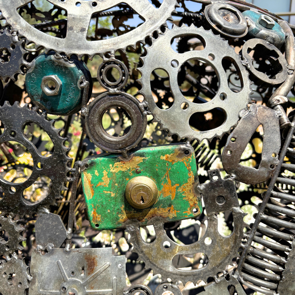 Gros plan sur les pièces de métal recyclé assemblées et les soudures de la sculpture artisanale