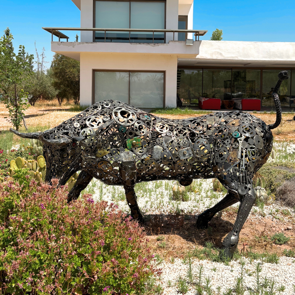 Sculpture taureau Lamborghini en métal recyclé H153 × L250 × l105 cm réalisée artisanalement