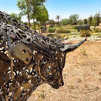Gros plan sur la tête et les cornes de la sculpture taureau Lamborghini en métal recyclé
