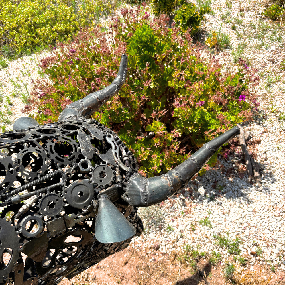 Gros plan sur la tête et les cornes de la sculpture taureau Lamborghini en métal recyclé