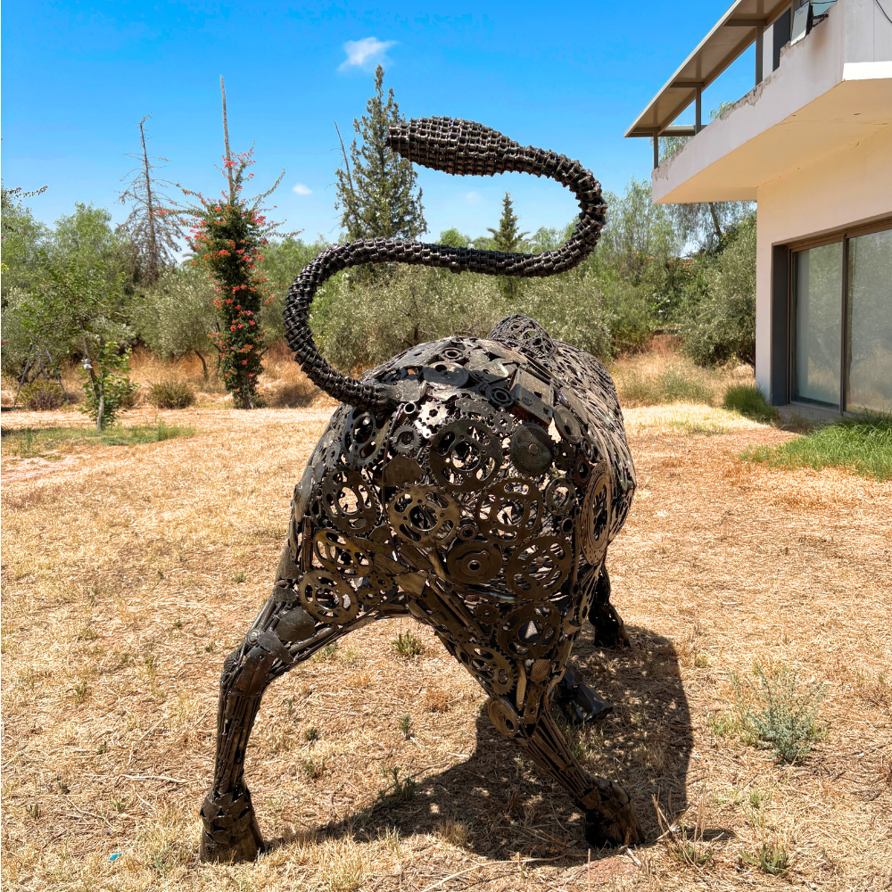 Vue arrière de la sculpture taureau Lamborghini en métal recyclé