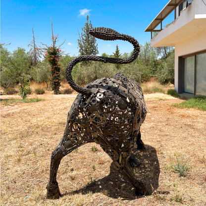 Vue arrière de la sculpture taureau Lamborghini en métal recyclé