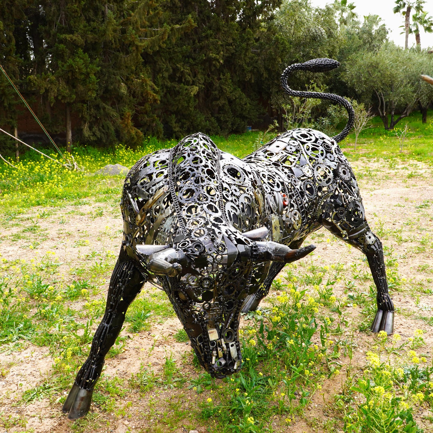 Taureau Lamborghini sculpture en métal recyclé pièce artistique contemporaine