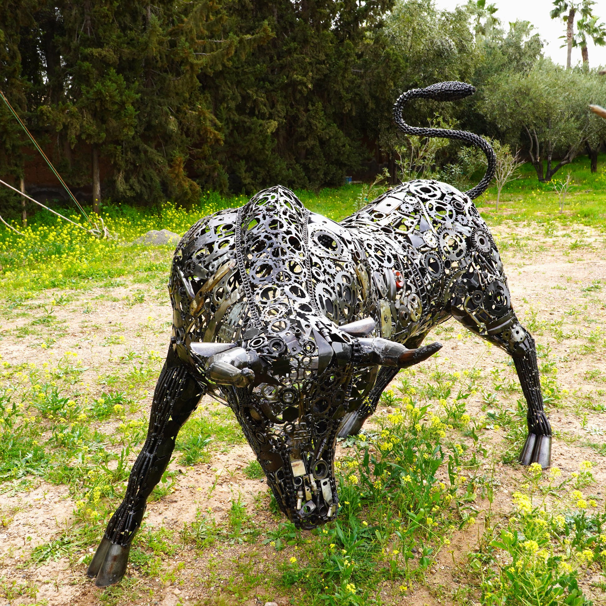 Taureau Lamborghini sculpture en métal recyclé pièce artistique contemporaine