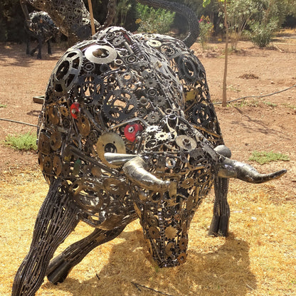 Sculpture en metal , sculpture taureau moderne, sculpture taureau, tete de taureau, logo lamborghini, taureau lamborghini, statue taureau, taureaux, taureau, tete de taureau, logo cheval, logo voiture cheval, logo cheval voiture, taureau sculpture, Sculpture en metal, sculpture metal jardin, decoration animaux, statue jardin, statue de jardin, statue exterieur, sculpture jardin, decoration animaux de la foret, decoration animaux.